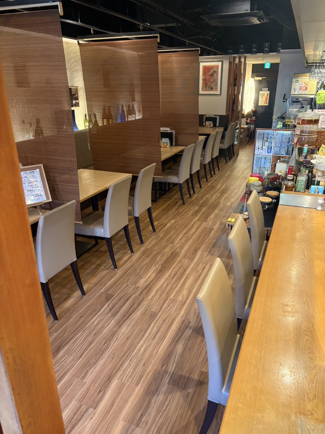 施工後の店内。車椅子でも移動しやすい通路幅を確保したテーブル席