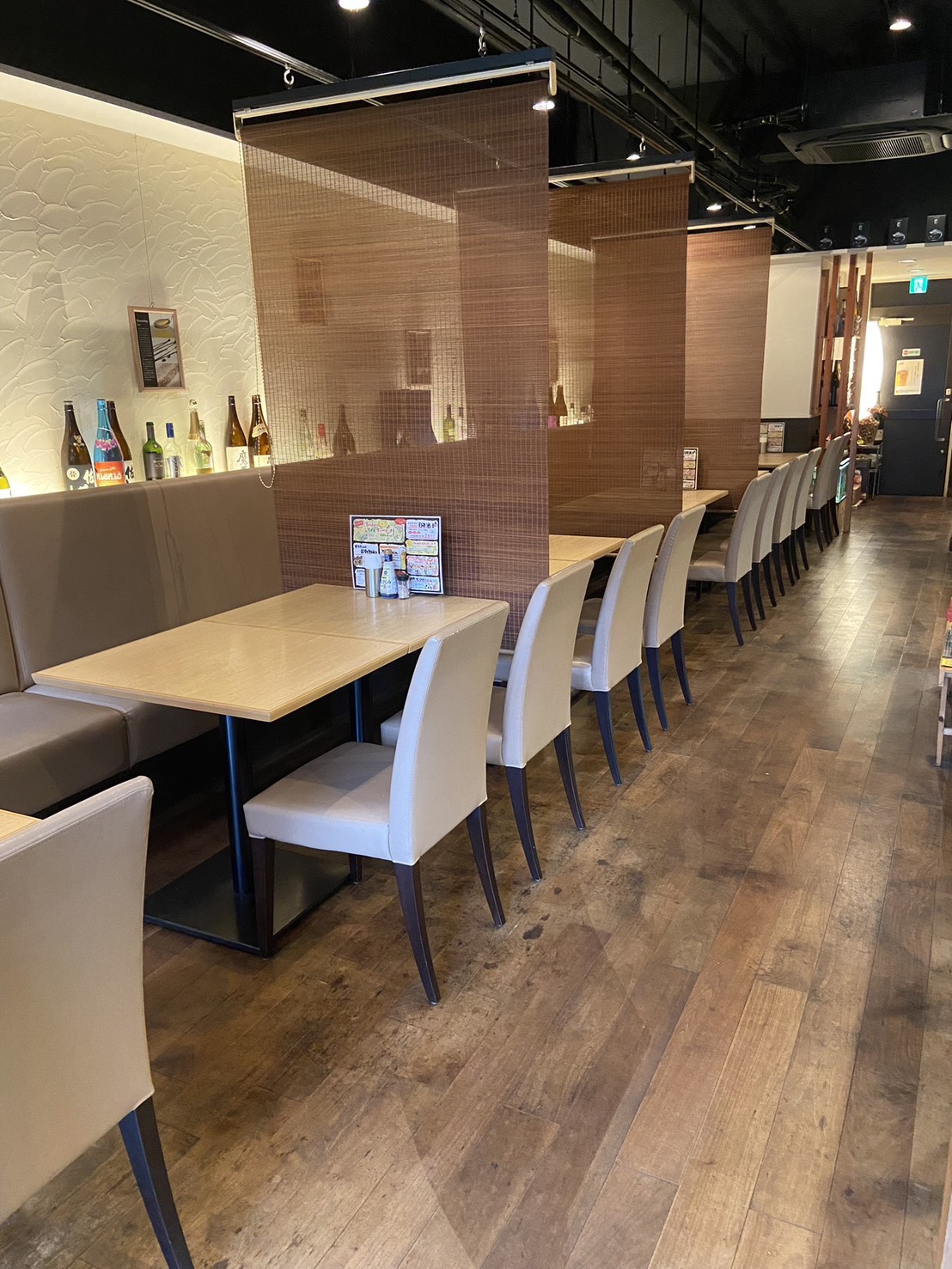 店内のテーブル席